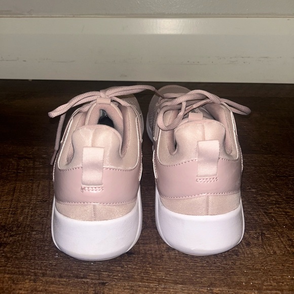 NEW women’s size 10 pink Nikes - Picture 3 of 5